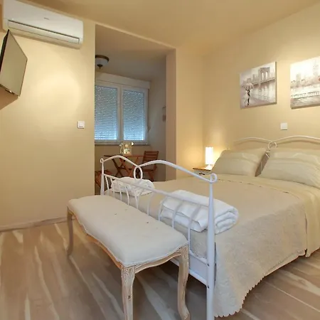 Few Steps From The Center - New And Modern For 4 Persons * Zara