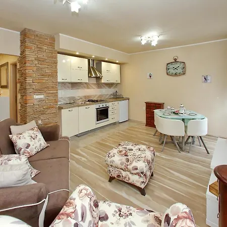 Few Steps From The Center - New And Modern For 4 Persons Apartment *