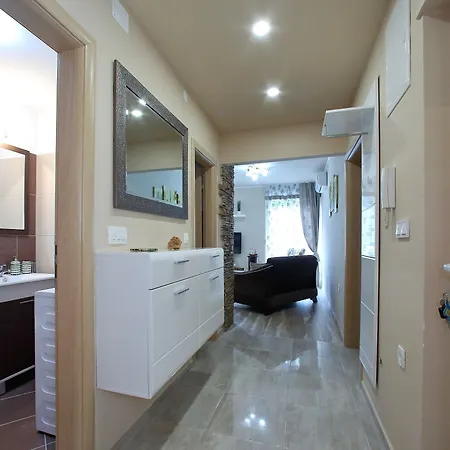 Few Steps From The Center - New And Modern For 4 Persons 公寓 *