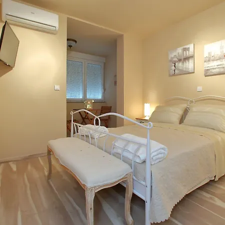 Few Steps From The Center - New And Modern For 4 Persons 公寓 *