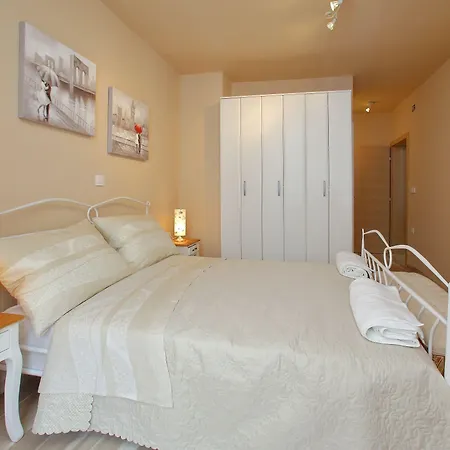 Few Steps From The Center - New And Modern For 4 Persons