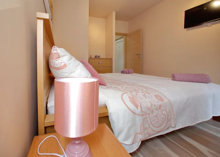 Few Steps From The Center - New And Modern For 4 Persons *